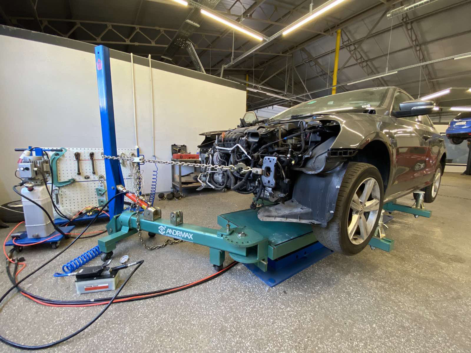 iak-vybraty-rykhtuvalnyj-stend-dlia-kuzovnoho-remontu-2